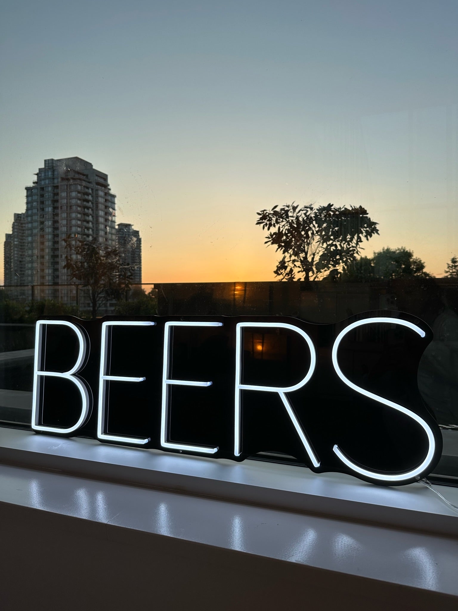 beer neon sign