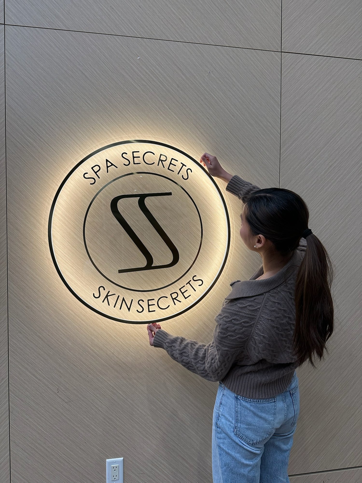 LED neon sign for beauty salon, spa, nail bar business 